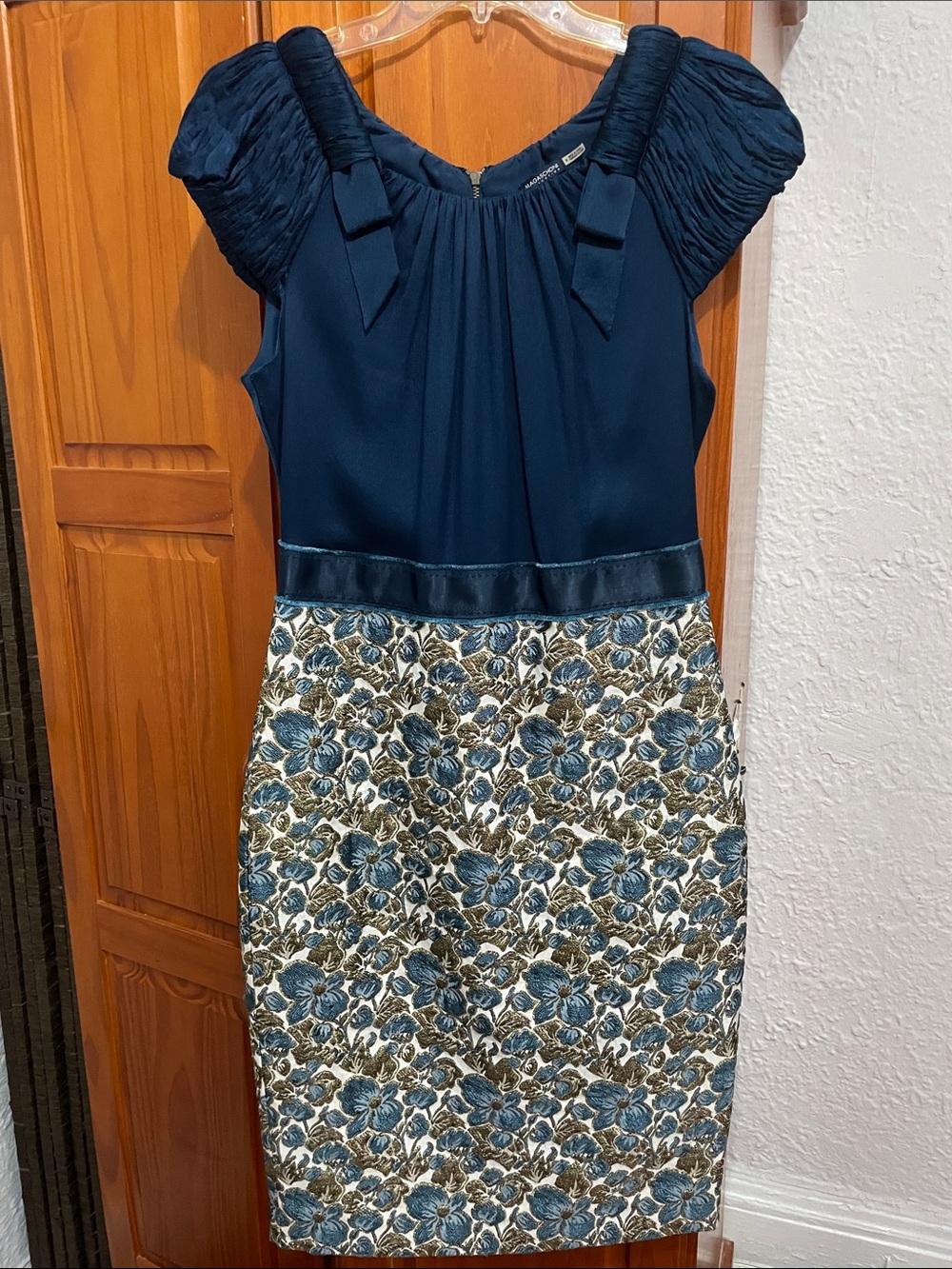 Magaschoni collection nwt sz 6 brocade beautiful dress